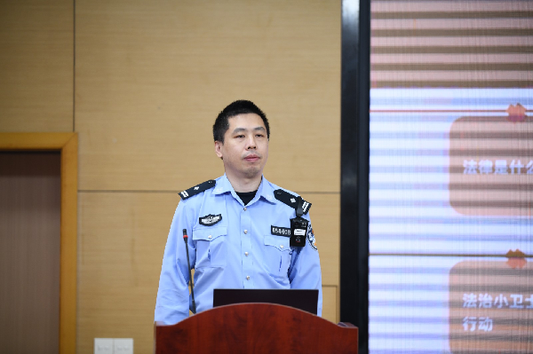 青浦区尚鸿小学开展 “开学法治第...